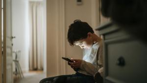Децата на които се дават смартфони за успокояване на гневни