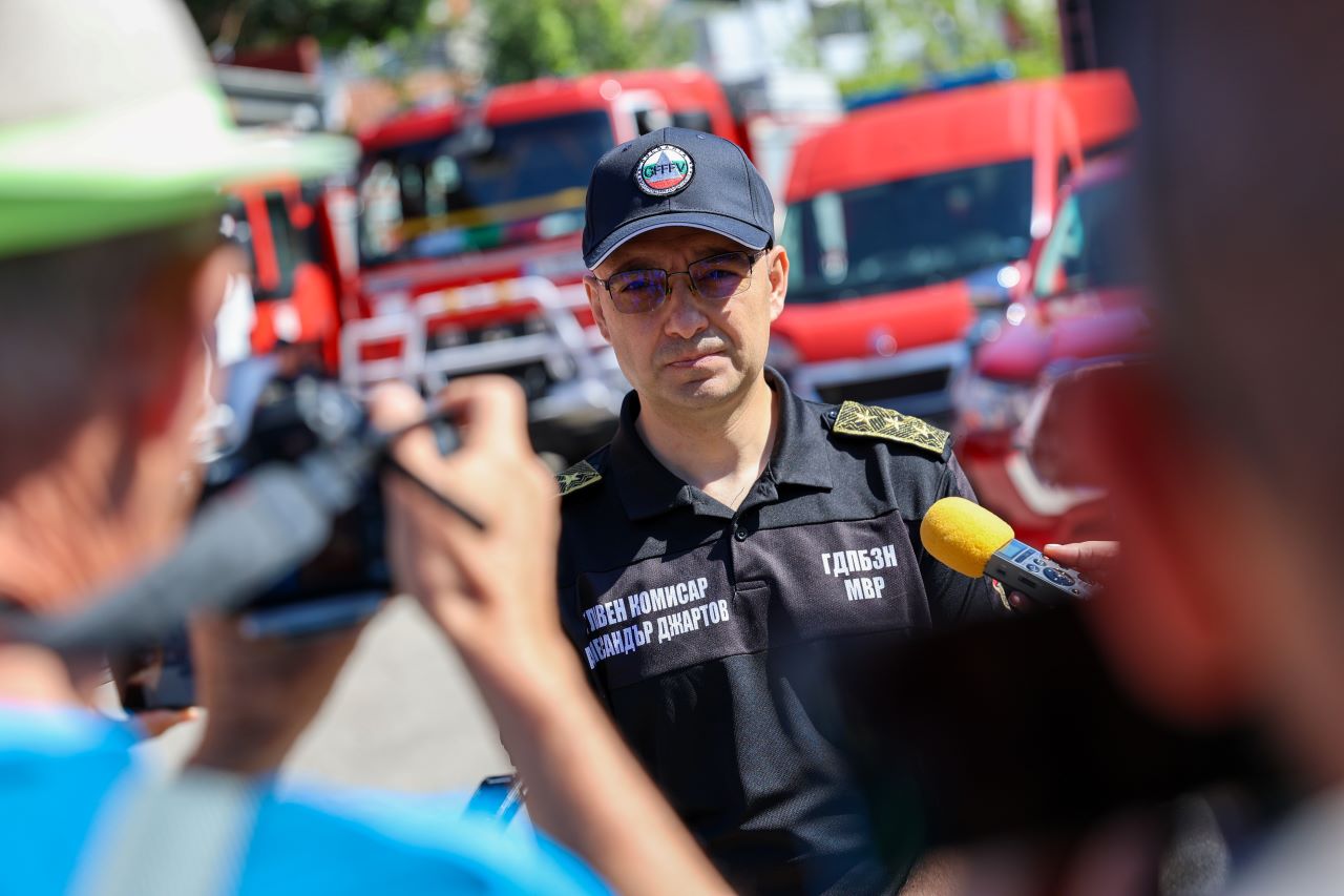 <p>Първата група от двадесет пожарникари от българския &bdquo;Модул за наземно гасене на горски пожари с използване на превозни средства&ldquo; замина днес за Гърция, за да оказва помощ в борбата с горските пожари в южната ни съседка. Модулът бе изпратен от Благоевград от директорът на Главна дирекция &bdquo;Пожарна безопасност и защита на населението&ldquo; главен комисар Александър Джартов.</p>