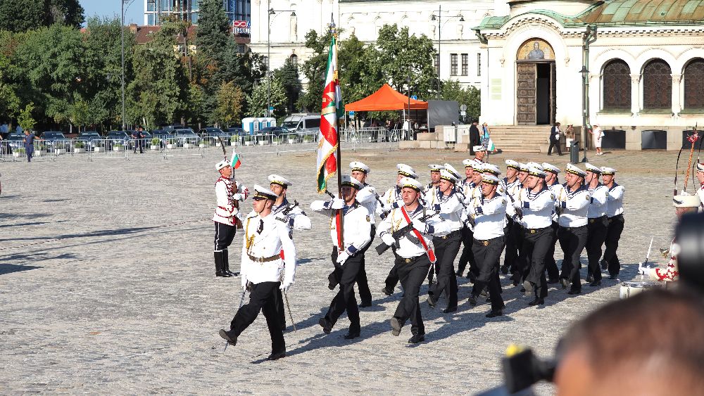 Топовни салюти отекнаха в чест на новоизбрания български патриарх Даниил. Състоя се и тържествен марш на представителните роти от Националната гвардейска част