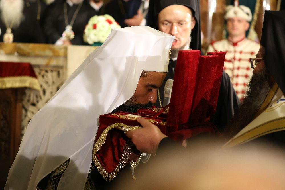 Новоизбраният български патриарх Даниил получи инсигниите - знаците на патриаршеското достойнство, от митрополити от Светия синод