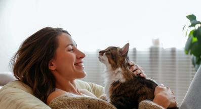 Домашна котка и стопанка