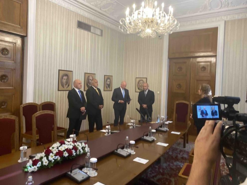 ГЕРБ-СДСотиде при президента Румен Радев, за да получи първия мандат