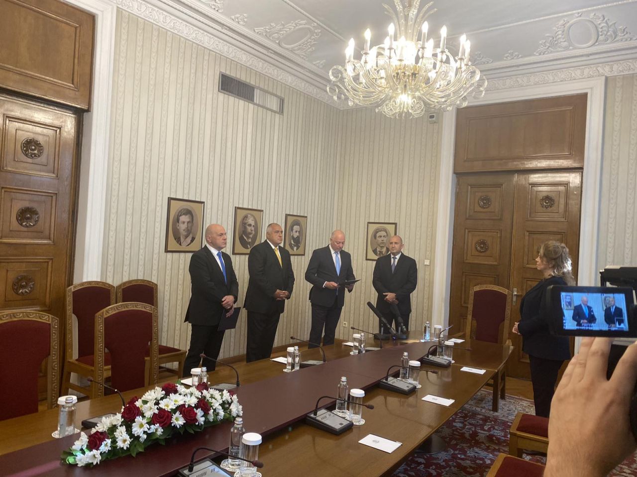 <p>Росен Желязков получи първия проучвателен мандат за съставяне на правителство от президента Румен Радев</p>