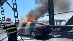 Автомобил с румънска регистрация се е запалил в българския участък