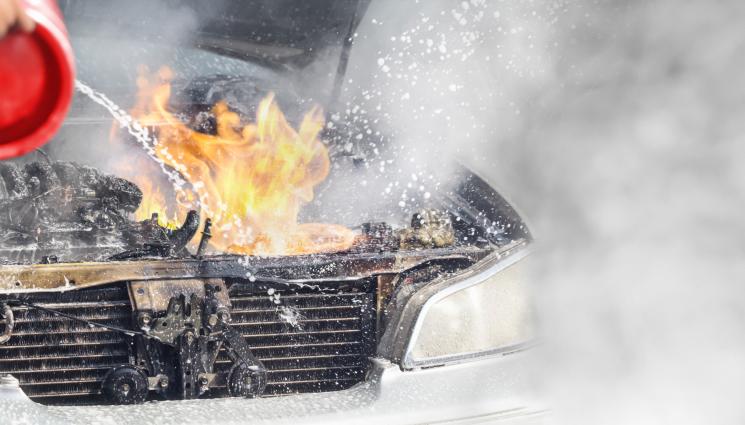 кола изгоряла - Автомобил пламна и изгоря на Дунав мост (СНИМКА)