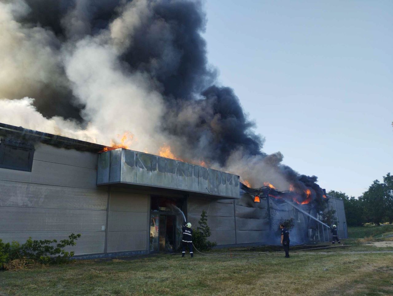 <p>Пожар гори в търговски магазин в Разград.</p>