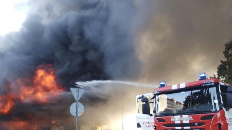 <p>Локализиран е пожарът, избухнал в търговски магазин в Разград&nbsp;(СНИМКИ)&nbsp;</p>