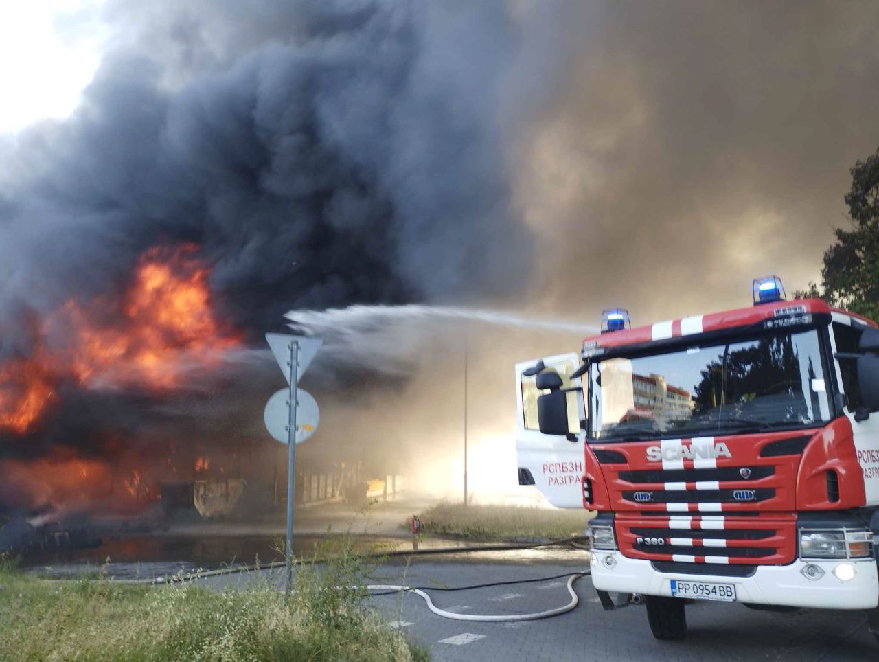 <p>Пожар гори в търговски магазин в Разград.</p>