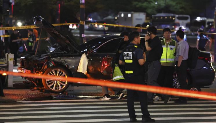 кола - ТРАГЕДИЯ: Кола се вряза в пешеходци, чакащи светофара!