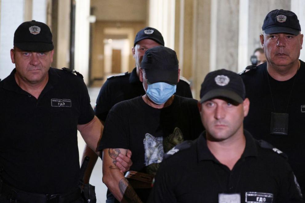 С медицинска маса и скрито зад козирката на шапка лице