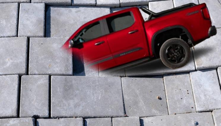 кола плочки - MADE IN BULGARIA: Чисто нов площад погълна пикап! (СНИМКИ)