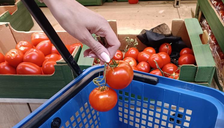 пазар домати - ПАЗАРЕН ОБРАТ! Гърците пазаруват евтини храни и горива в България, турците на шопинг в Александруполис