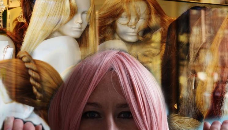 перуки - ЯЗЪК Ѝ ЗА СТАРАНИЕТО: Проскубаха скъпарската перука на наша чалга певица! (ВИДЕО)