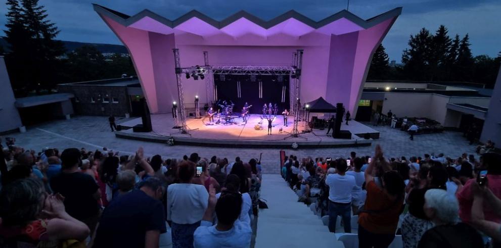 Лили Иванова изнесе концерт в Летния театър в Шумен. Той