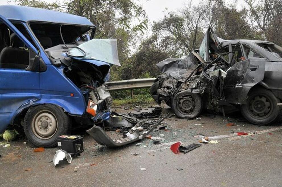 Заради челен удар между ТИР и автомобил край село Горни