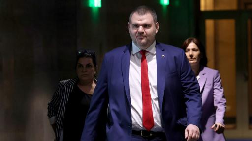 Пеевски пита: Политически чадър ли доведе до освобождаването на директора на 138-о училище