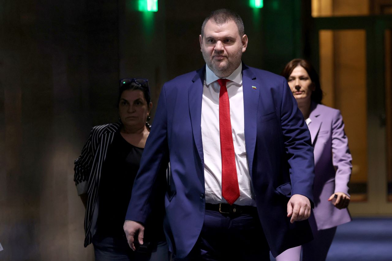 Пеевски пита: Политически чадър ли доведе до освобождаването на директора на 138-о училище