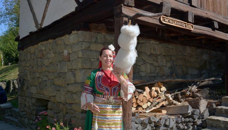 Мадлен Божилова - ЗЛАТНО ВРЕМЕ: Показват как се тъче сърмен колан