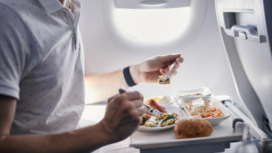 След "развалена" храна: Авиокомпания започна да предлага само тестени изделия