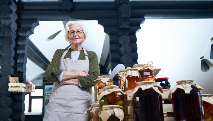 баба - ДО ОТКАТ: Баба на 102 години не спира да бачка, пенсионирането не било за нея