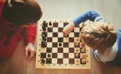 Позитивни, търпеливи, креативни: Как да научим детето на шах (ВИДЕО)