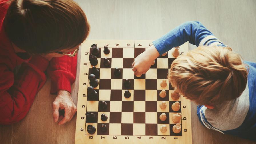 Позитивни, търпеливи, креативни: Как да научим детето на шах (ВИДЕО)