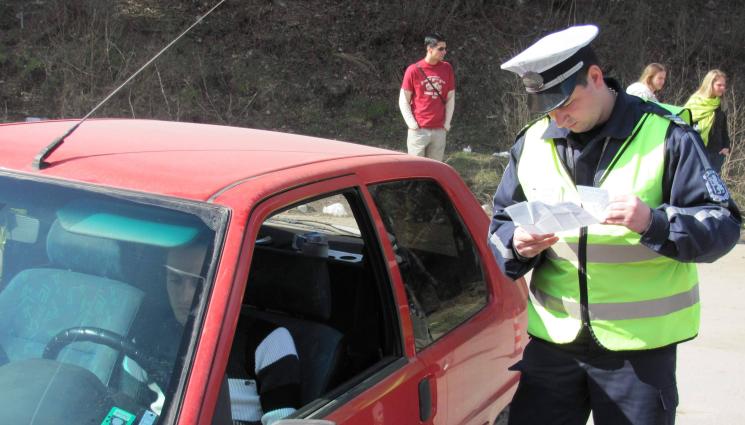 колани - САМО ЕДИН от пет с колан отзад!