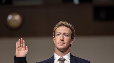 Mark Zuckerberg отпразнува 4 юли с костюм върху сърф