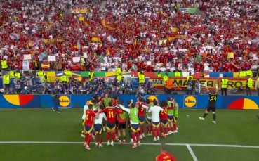 Футболистите на Испания празнуват победата си над Германия с 2