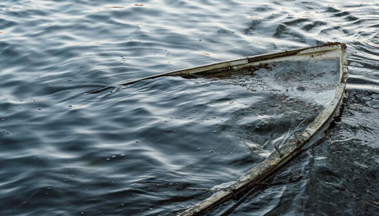 потънала лодка - ЖЕСТОКА ТРАГЕДИЯ ПРИ КОМШИИТЕ: Жена загина при нелеп инцидент във водата!