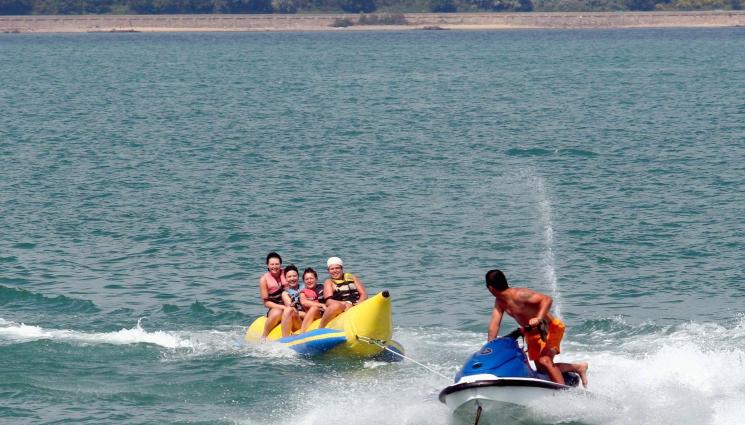 банан море - Ето колко се бъркаме да ни качат на банана и да плуваме с делфин!