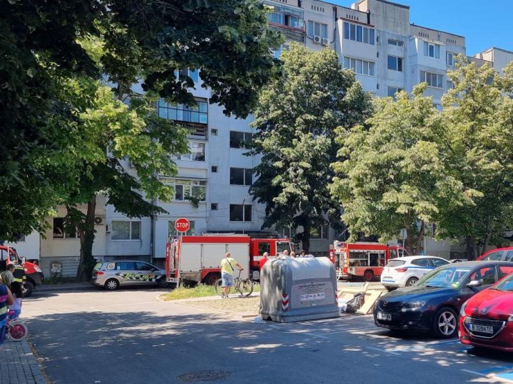 Двама души пострадаха леко при пожар в апартамент в жилищен