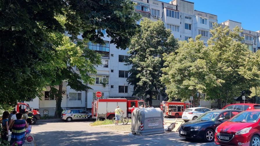 Двама обгазени след пожар в жилищен блок във Варна