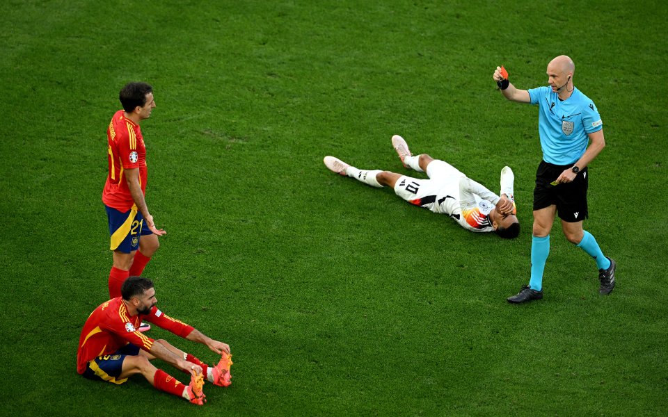 Строгата дисциплина по време на всеки футболен турнир е от