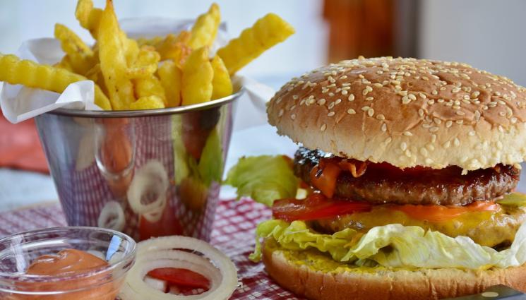 бургер - САМО ТОВА ЛИПСВАШЕ: 50 души се натръшкаха от Ешерихия коли в огромна верига за бързо хранене!