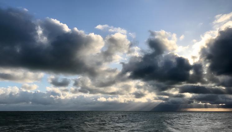 Черно море - ЕКСТРЕМНО: Смелчага влезe в Черно море с мотор (СНИМКИ)