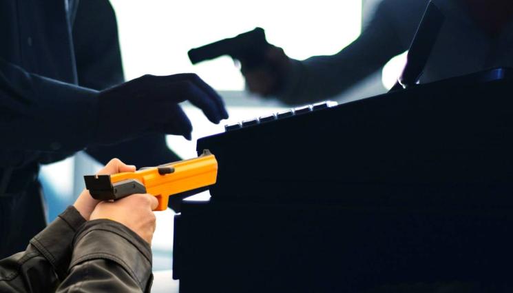 пистолет - ПЪЛЕН АБСУРД: Непълнолетни обраха магазин с детски пистолет!