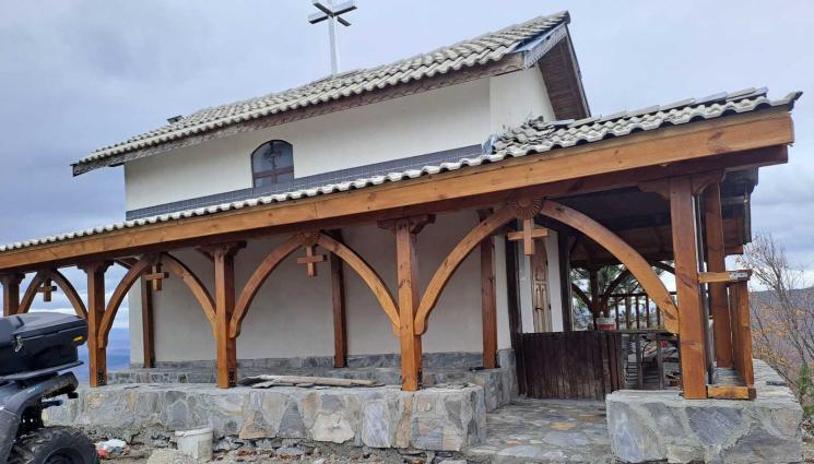 параклис храм - Лекар с клиника в Германия нарисува 16 икони за храм в Пирин