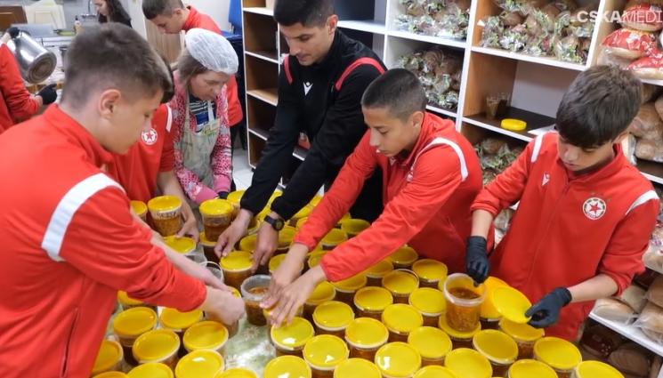 ЦСКА - Таланти от ЦСКА готвиха за хора в нужда