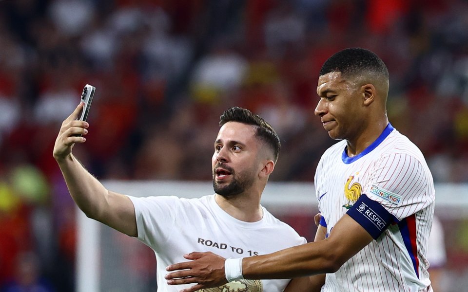 Секунди преди да започне втората част на полуфинала от UEFA