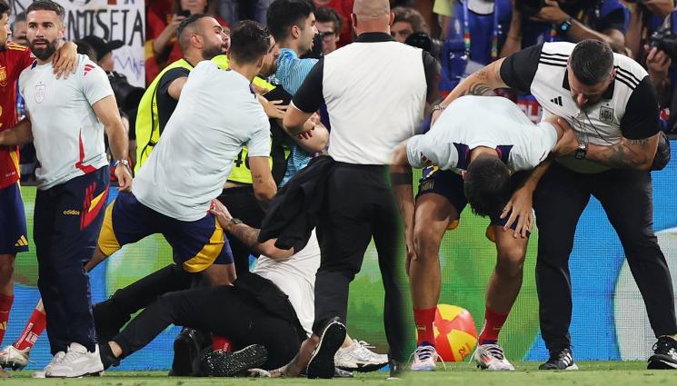 Мората Мюнхен Испания Франция стюард - Ох, боли в Мюнхен! Стюард на „Алианц Арена“ шибна балтия на капитана на Испания Мората (ВИДЕО)