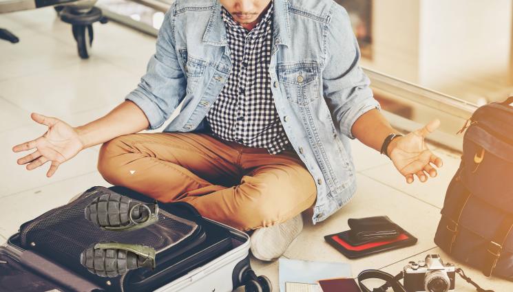 гранати - КАКВО ЛИ СИ Е МИСЛИЛ? Пасажер опита да прекара гранати в ръчния си багаж, евакуираха летище!