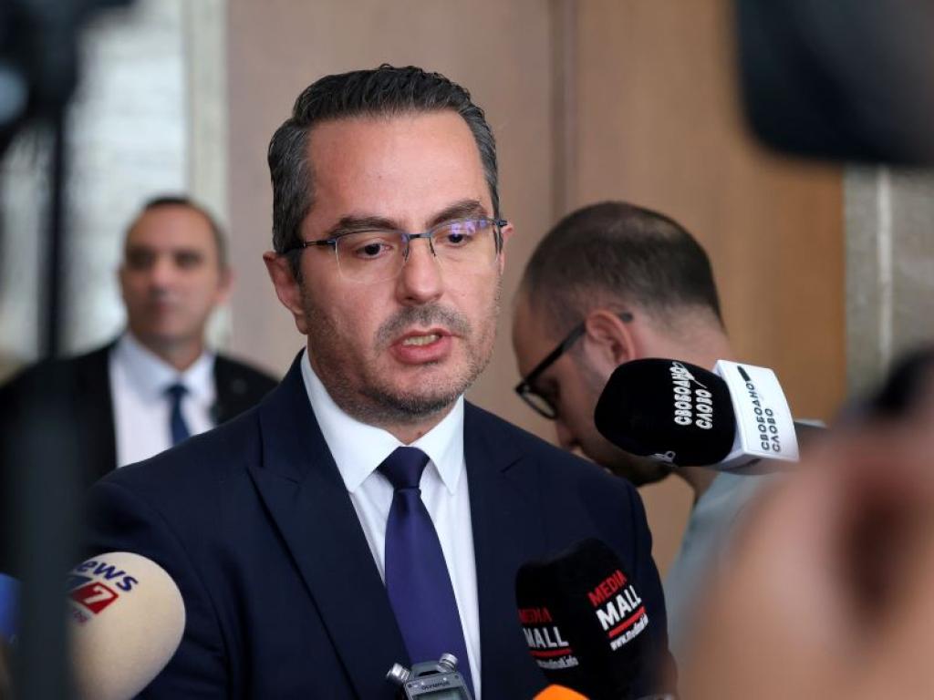 Вариантът за правителство е да се застанем всички които са