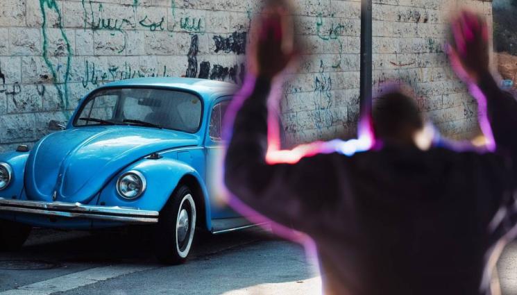 кола - ВНИМАНИЕ: Съмнителни младежи опипват...коли!