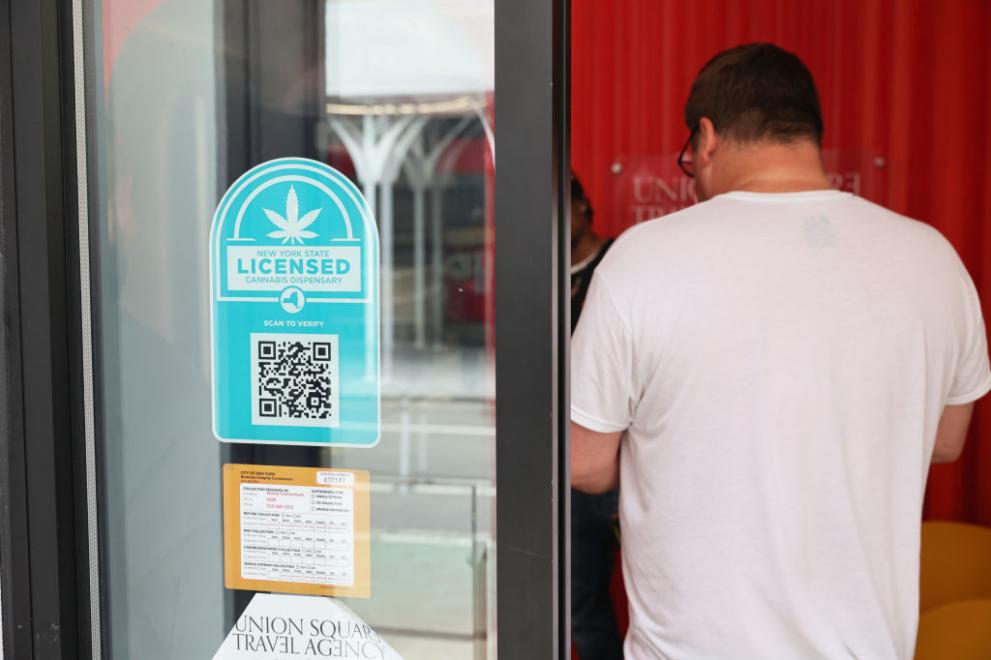 В скорошен фестивал на марихуаната в Ню Йорк, посетителите пушиха