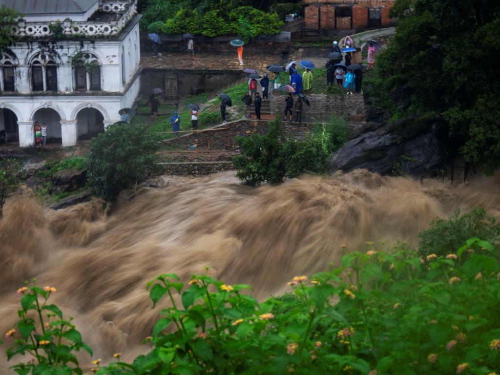 Най малко 66 души се смятат за изчезнали в Непал след