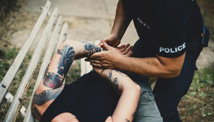 арест полиция - МЕЛЕ В ЖЕГАТА: Скандал и масов бой вдигнаха полицията накрак!