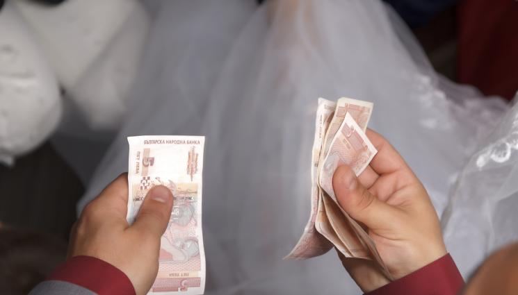 пари - Предлагат линията на бедност за 2025 г. да бъде 638 лева