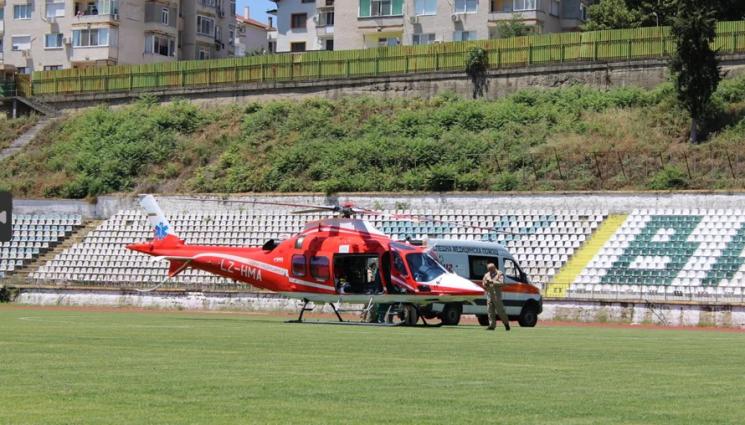 медицински хеликотер - Медикоптерът кацна на футболен стадион, за да качи пациент с инсулт!