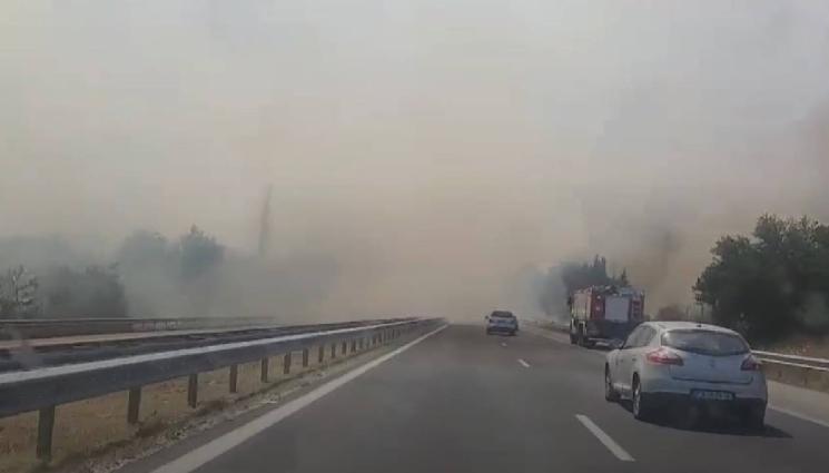пожар хемус магистрала - ОПАСНО: Магистрала „Хемус“ гори! Полицията я затвори! (ВИДЕО+СНИМКИ)